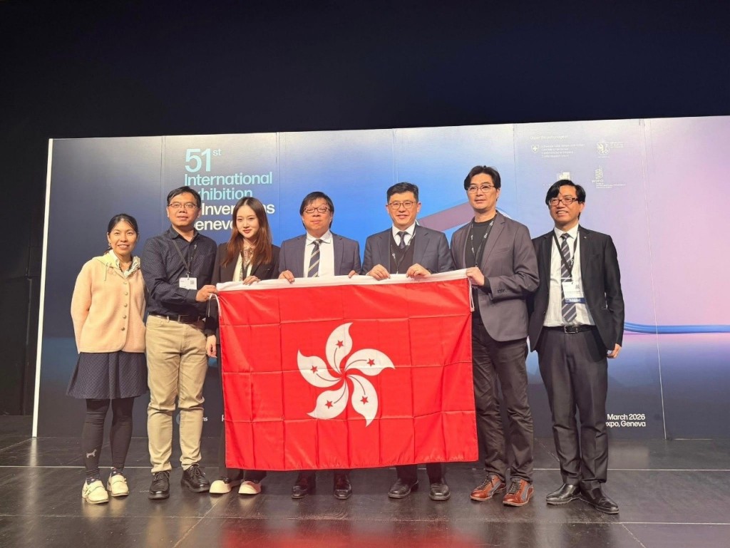 路政署和本地的專業團隊偉樂科技研發,用以協助評估路面狀況以安排道路養護工作的「智慧路況評估系統」獲得銀獎。 路政署和本地的專業團隊偉樂科技研發,用以協助評估路面狀況以安排道路養護工作的「智慧路況評估系統」獲得銀獎。