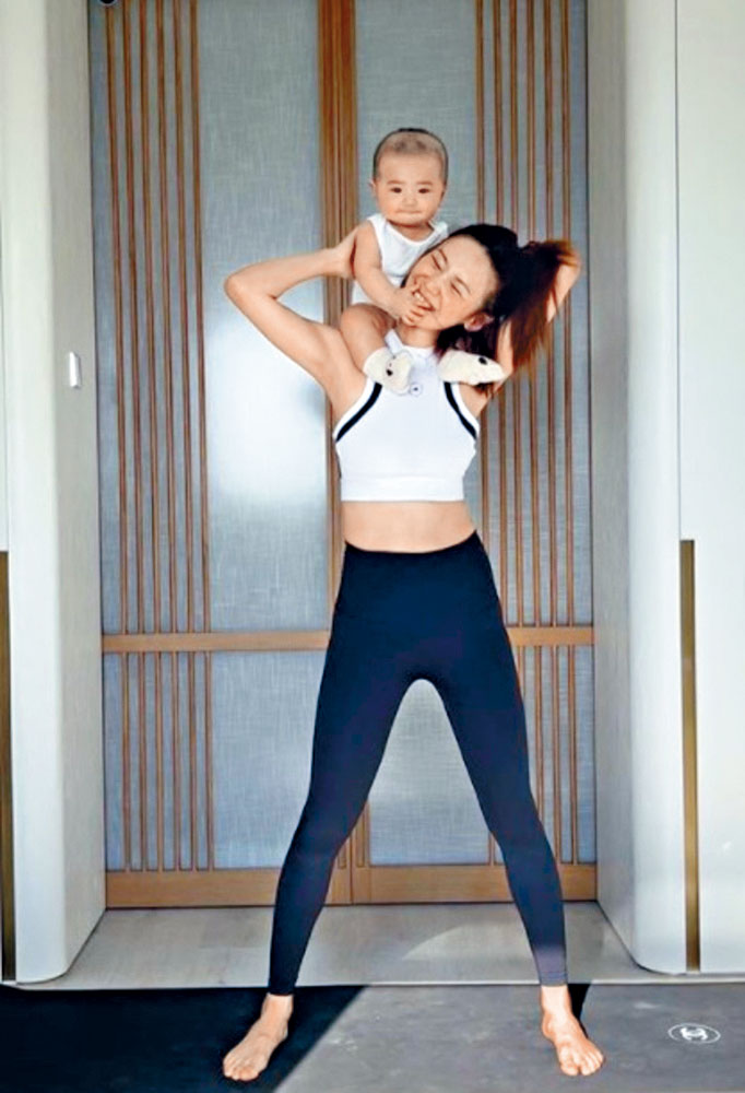 囝囝被Elva又攬又捧，兩母子齊做瑜伽好開心。