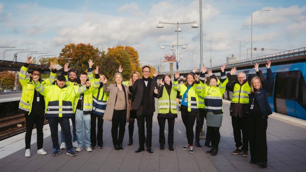 港鐵公司物業及國際業務總監鄧智輝先生到訪斯德哥爾摩地鐵站，探訪車站員工並感謝他們多年來的努力，提供優質的鐵路服務。港鐵提供