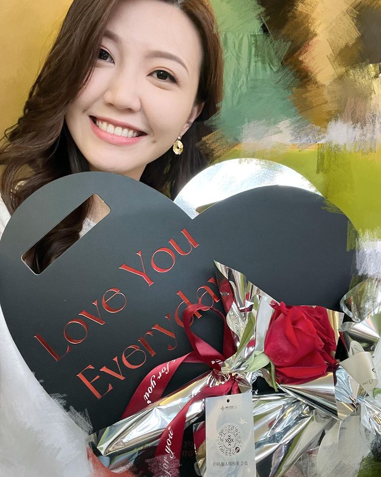 吳若希都收到老公送的玫瑰花。