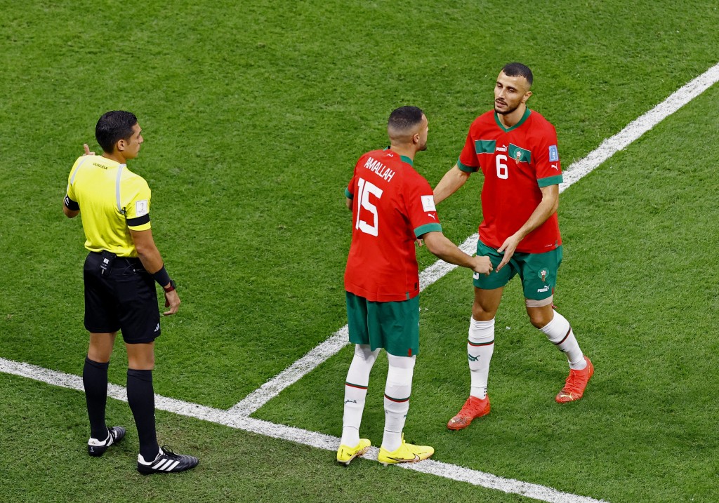戰至二十分鐘換人，摩洛哥隊長後衞路曼沙斯(右)因傷換出，由中場沙廉艾馬拿(左)入替，陣式亦由三中堅改為四人防綫。REUTERS