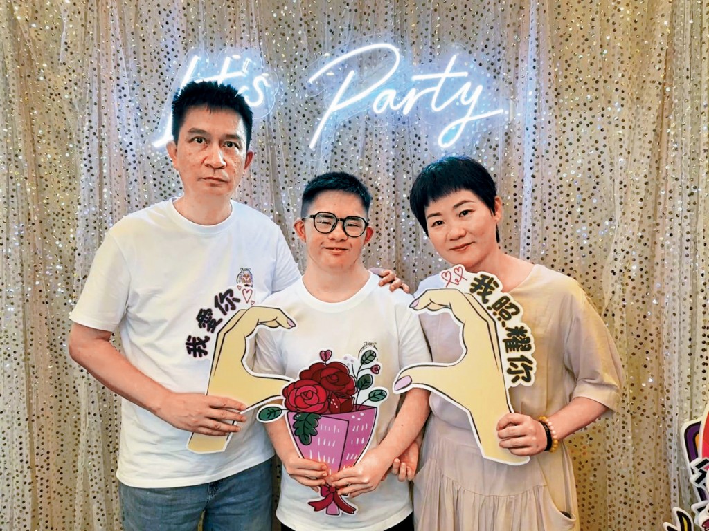 林燕与丈夫及楚彦一家三口。