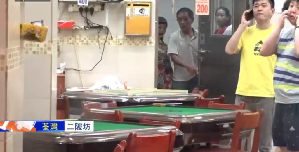 麻雀館遭示威者毀壞大門。NOW截圖
