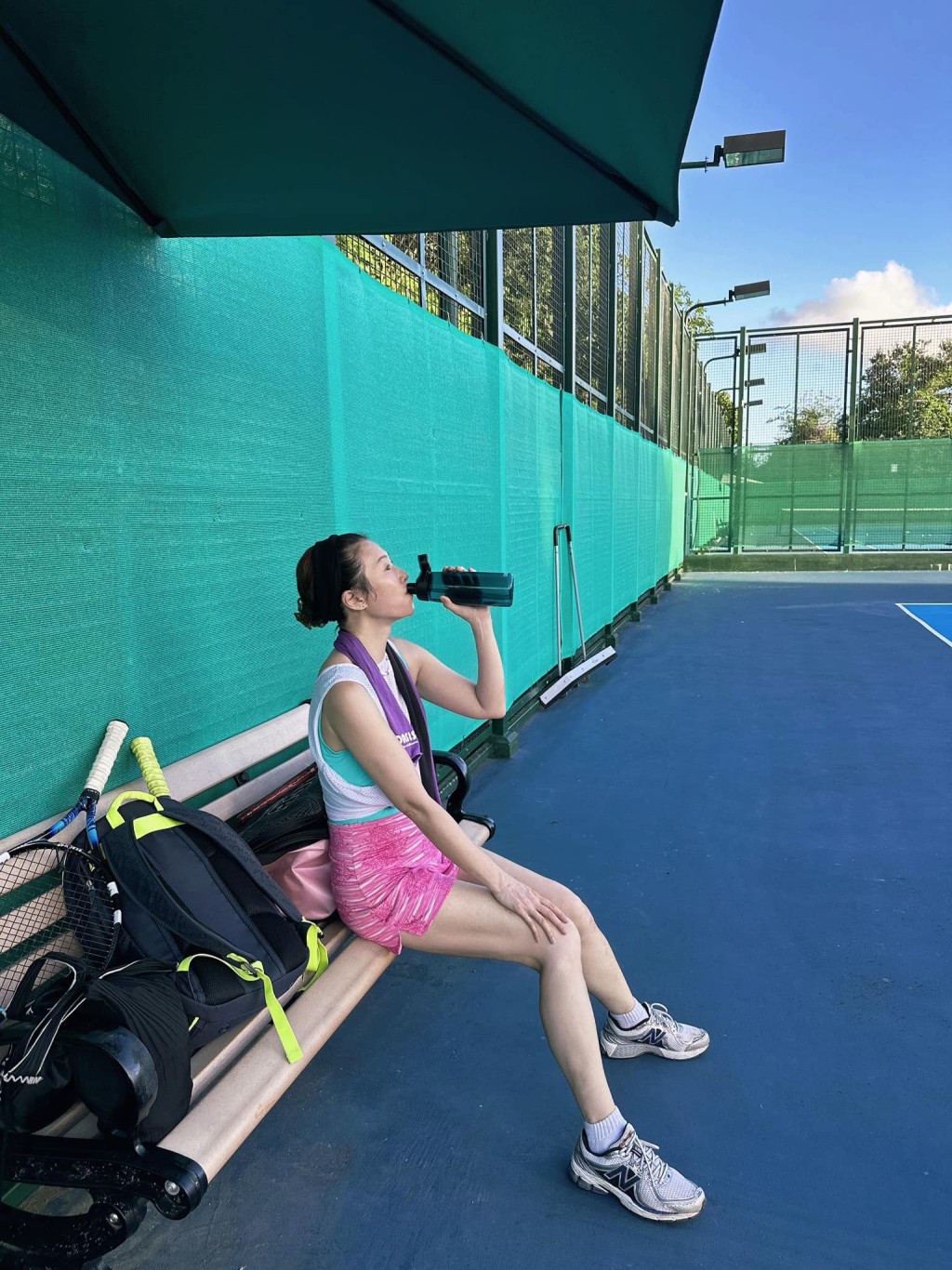 张可颐近年爱上打网球。