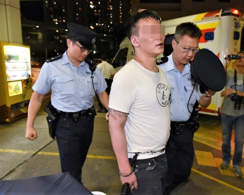 涉掟汽油彈的疑犯晚上押往東區醫院。
