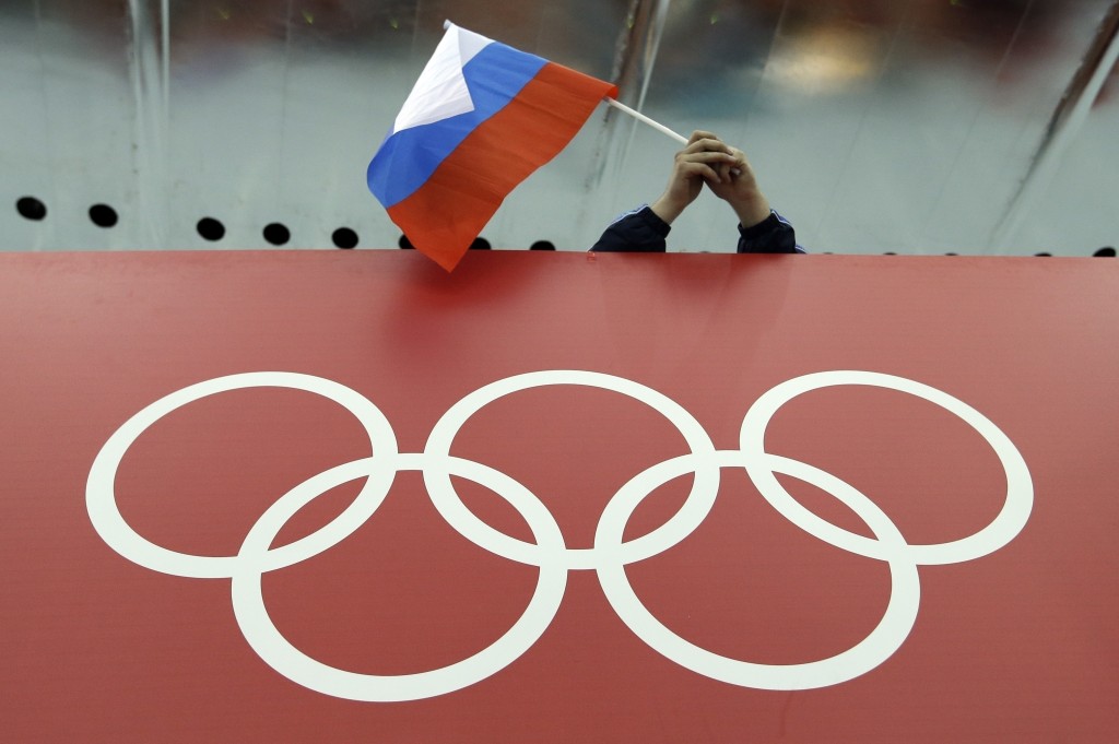 俄罗斯国旗在2014年索契冬奥滑冰场上飘扬。 美联社