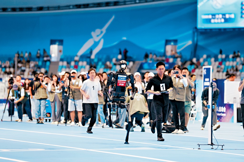 北京去年舉辦世界人形機械人運動會，展示機械人運動技能。