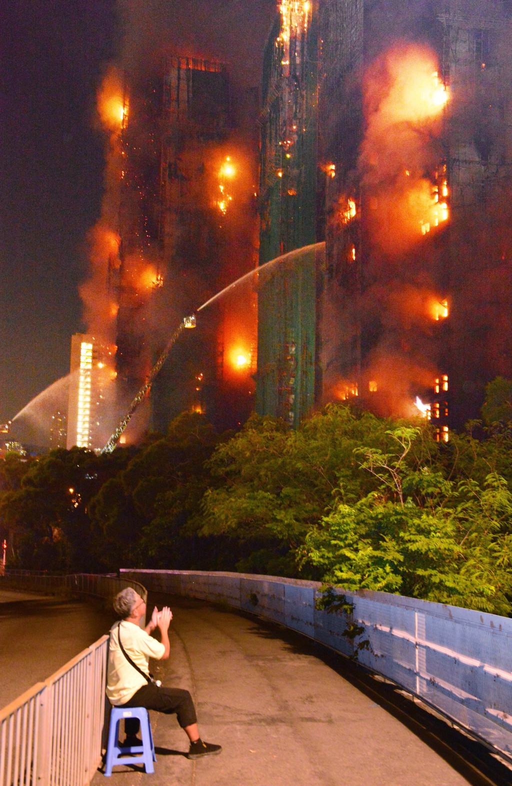 有多名居民得悉自己的家園被焚毀，情緒激動。