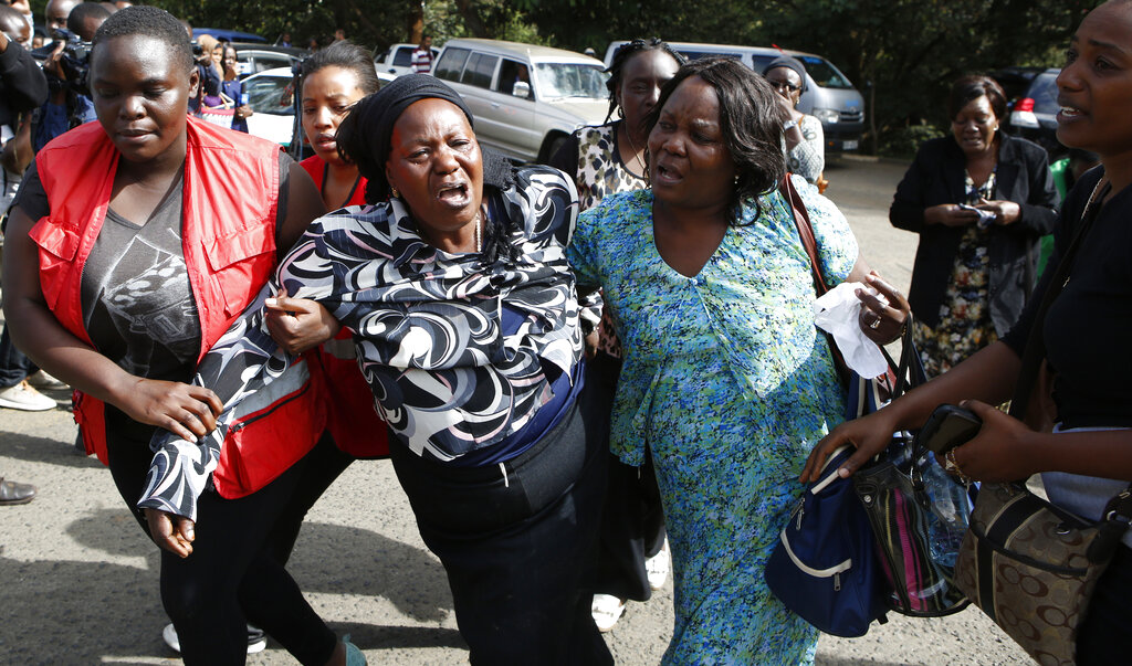 死者家属神情哀伤。AP