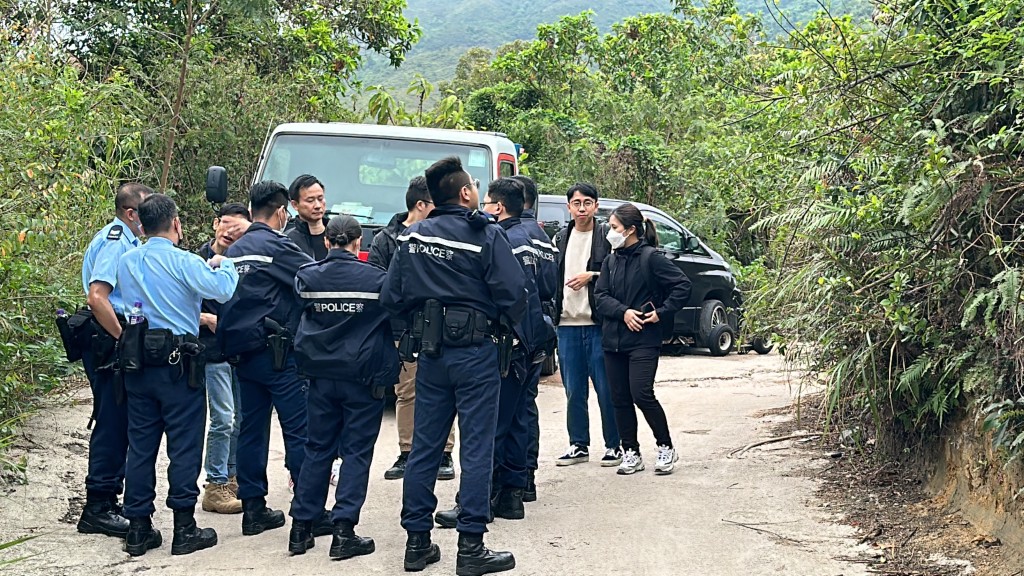 警方派出十多名机动部队人员到场进行地毡式搜索。(刘汉权摄)