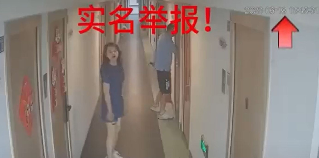 二人走出電梯。