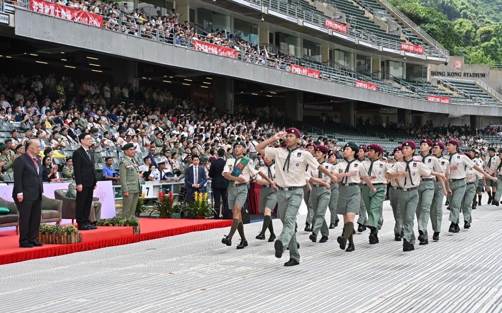 行政長官李家超出席在香港大球場舉行的香港童軍大會操2024。圖示李家超（左二）檢閱步操隊伍。政府新聞處