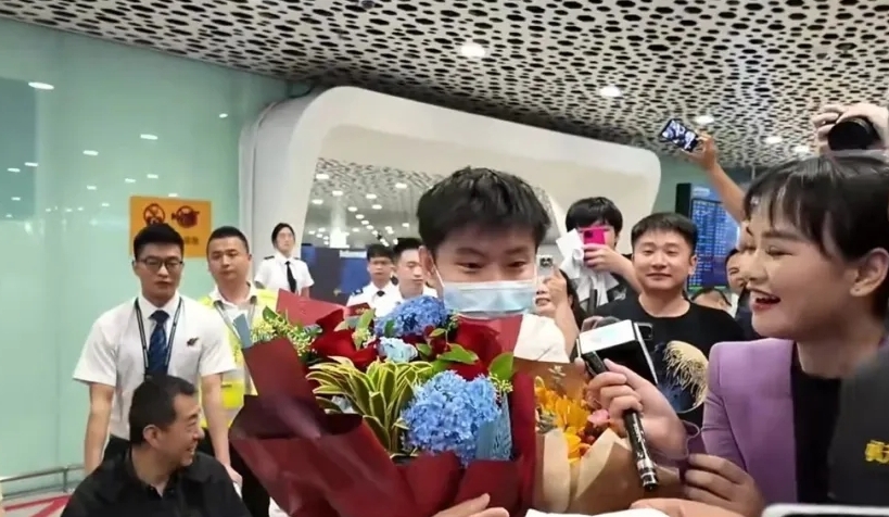 趙心童回到深圳。 趙心童回到深圳。