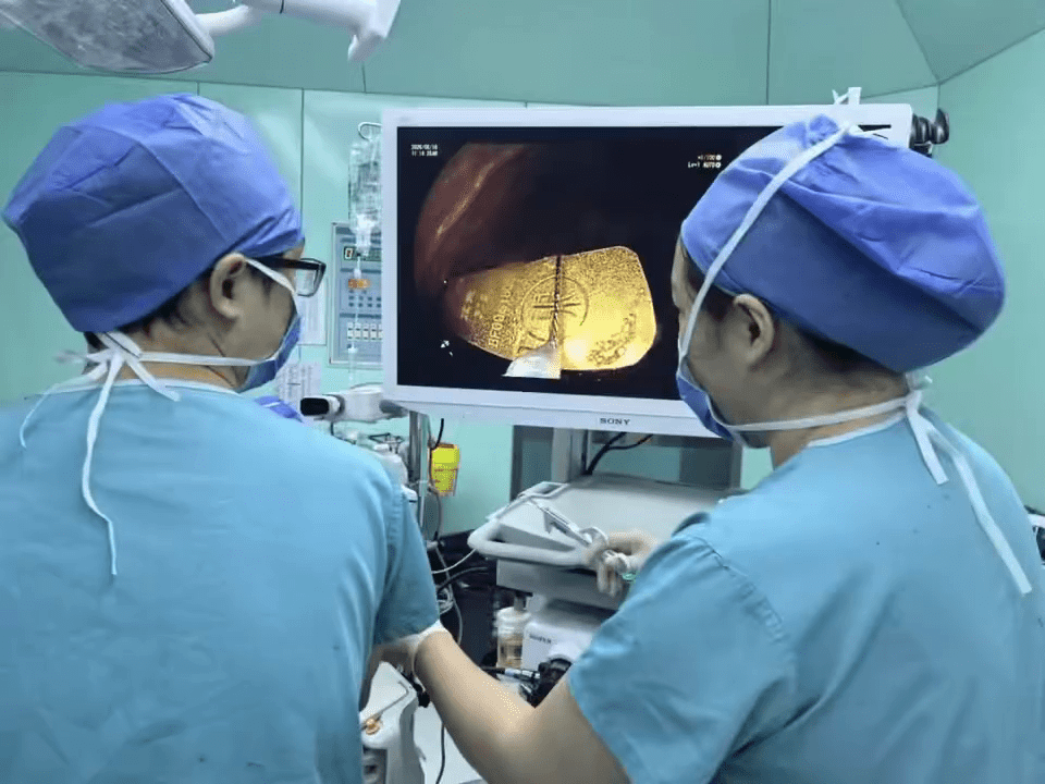 首都兒童醫學中心急症室,內鏡團隊觀察女童胃部情況。 首都兒童醫學中心急症室,內鏡團隊觀察女童胃部情況。