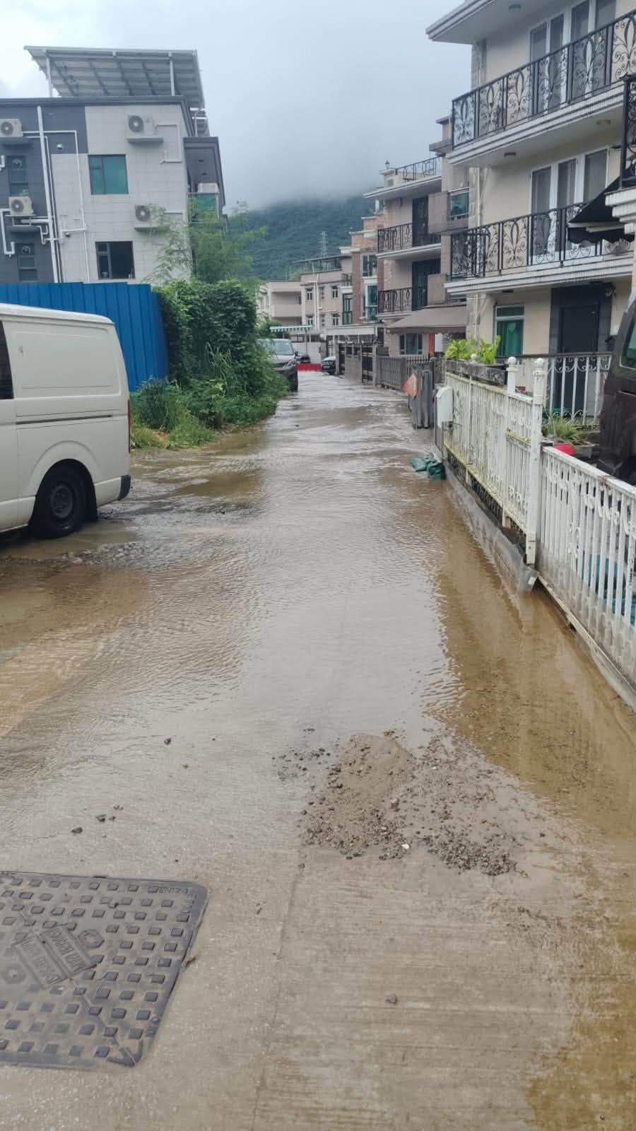 渠务署紧急应变队伍已于大埔泰亨村完成处理水浸。fb“下水水 Drainy”图片