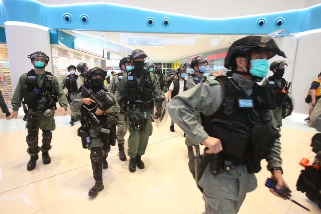 當日大批防暴警察進入商場截查市民。資料圖片