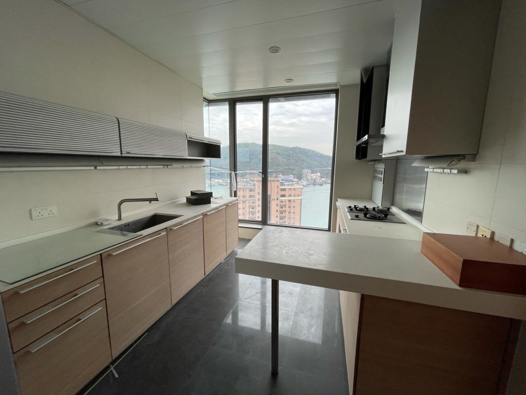 廚房一隅置有大窗戶，可邊下廚邊賞景。