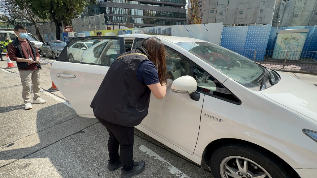 警員搜查私家車。