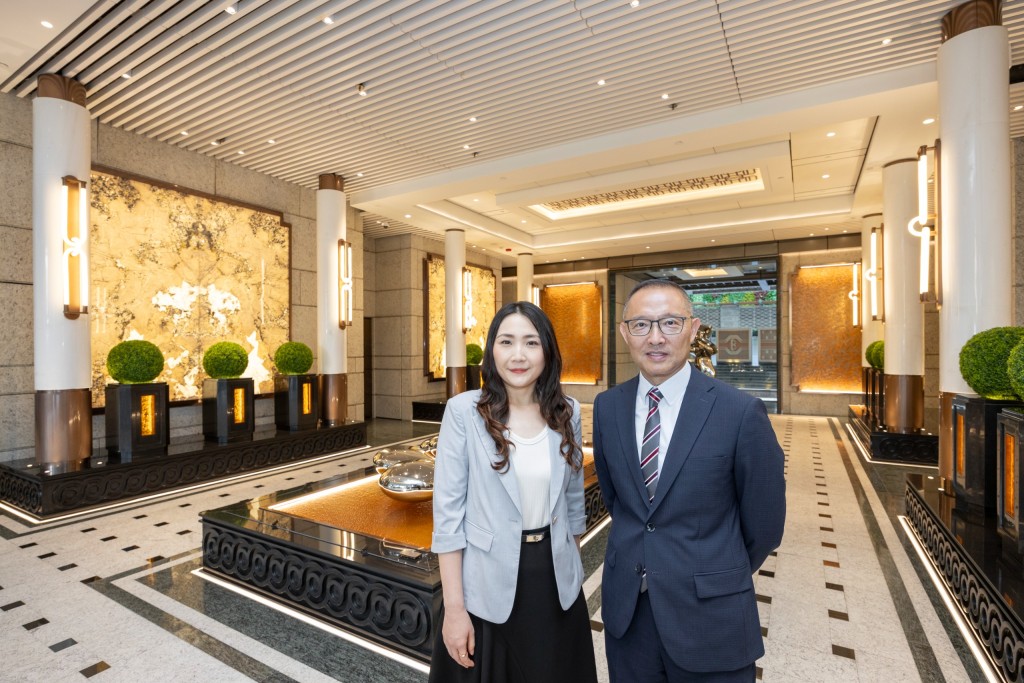 长实营业经理陈咏慈(图左)表示,近期接获不少高端买家购买超过一伙的查询,是次买家斥「巨资」购入同一座向、上下两楼层单位。 长实营业经理陈咏慈(图左)表示,近期接获不少高端买家购买超过一伙的查询,是次买家斥「巨资」购入同一座向、上下两楼层单位。