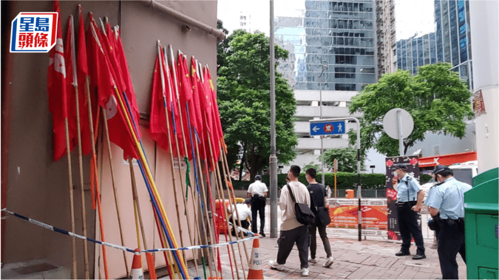 案發日懸掛在北角馬路旁的國旗和區旗一度被棄於馬路。資料圖片