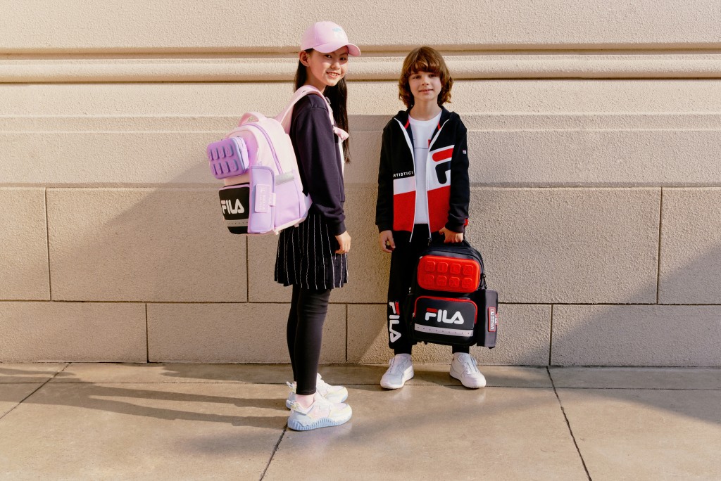 低年級幼童書包/各$1,280,以數學元素為設計主題,外層配可拆的迷你斜揹袋,而書包外的掛袋亦可用作筆袋。前幅面及側面均加入夜視反光條,提升安全功能。(Fila Kids)