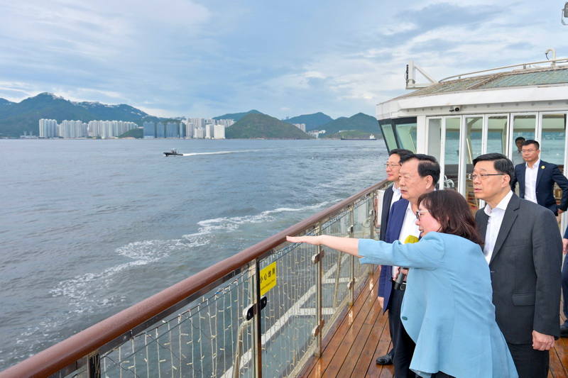6月20日,夏寶龍下午考察香港海洋公園並乘船考察離島。 港澳辦網頁 6月20日,夏寶龍下午考察香港海洋公園並乘船考察離島。 港澳辦網頁