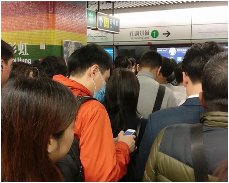 觀塘綫列車服務一度受阻,大量人群在彩虹站輪候。突發事故報料區fb圖片