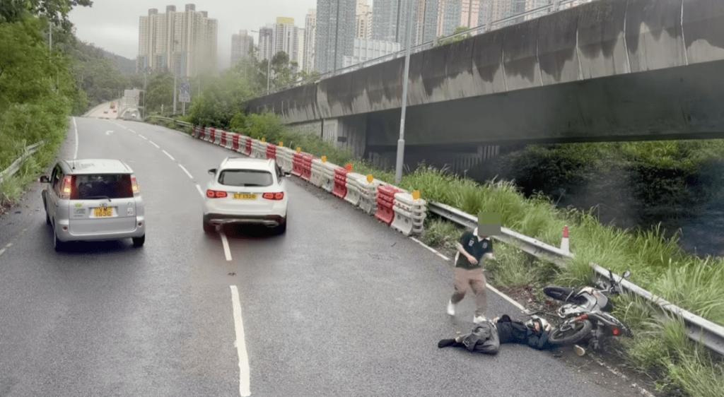 私家車司機照顧傷者,並等待救援人員到場。 私家車司機照顧傷者,並等待救援人員到場。