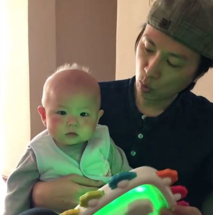 子華笑指綠色燈光好似拍恐怖片。