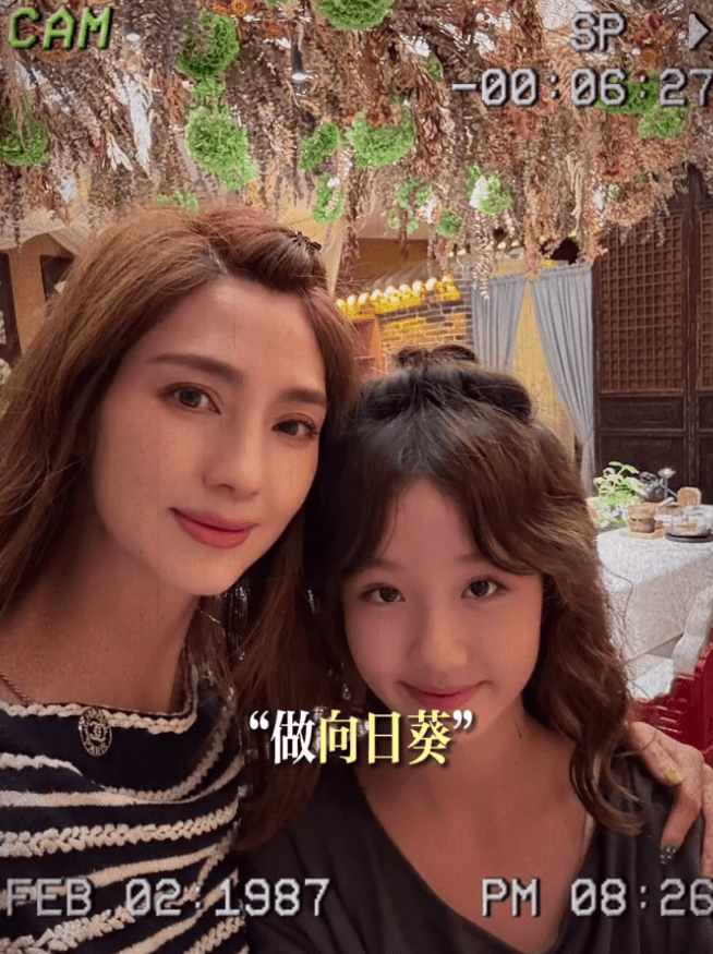 洪欣分享跟女兒不同時期的合照。
