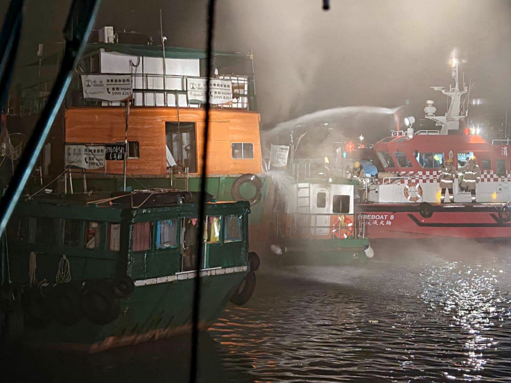 一艘垃圾收集船起火。fb:Hong Kong Marine Police 一艘垃圾收集船起火。fb:Hong Kong Marine Police