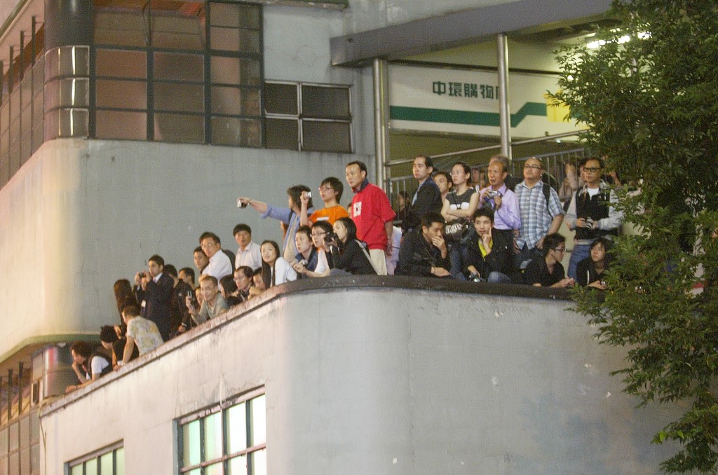 《蝙蝠侠：黑夜之神》2007年在香港取景，吸引大量市民围观。