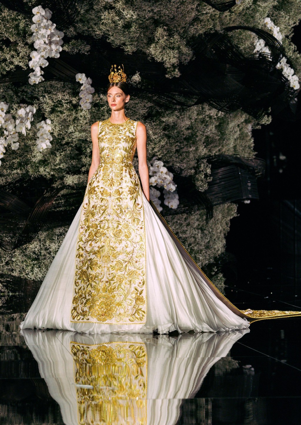 為花生騷壓軸登場的是一襲結婚禮服,據指花上近兩年時間製作。衣裙布滿精緻的手工刺 繡,玫瑰花飾與心形設計代表了愛,石榴寓意傳承不息與人生最重要的時刻,長長的裙擺飾有立體蝴蝶結。 為花生騷壓軸登場的是一襲結婚禮服,據指花上近兩年時間製作。衣裙布滿精緻的手工刺 繡,玫瑰花飾與心形設計代表了愛,石榴寓意傳承不息與人生最重要的時刻,長長的裙擺飾有立體蝴蝶結。