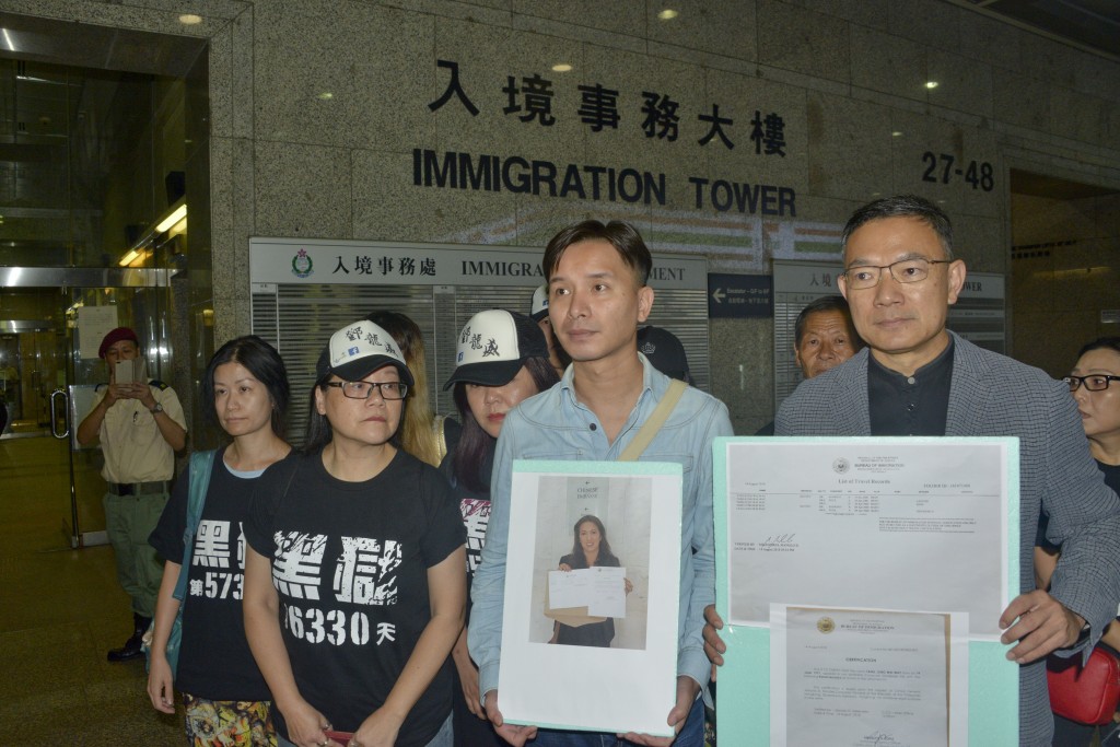 鄧龍威家人為翻案,與社會人士連年奔走。 鄧龍威家人為翻案,與社會人士連年奔走。