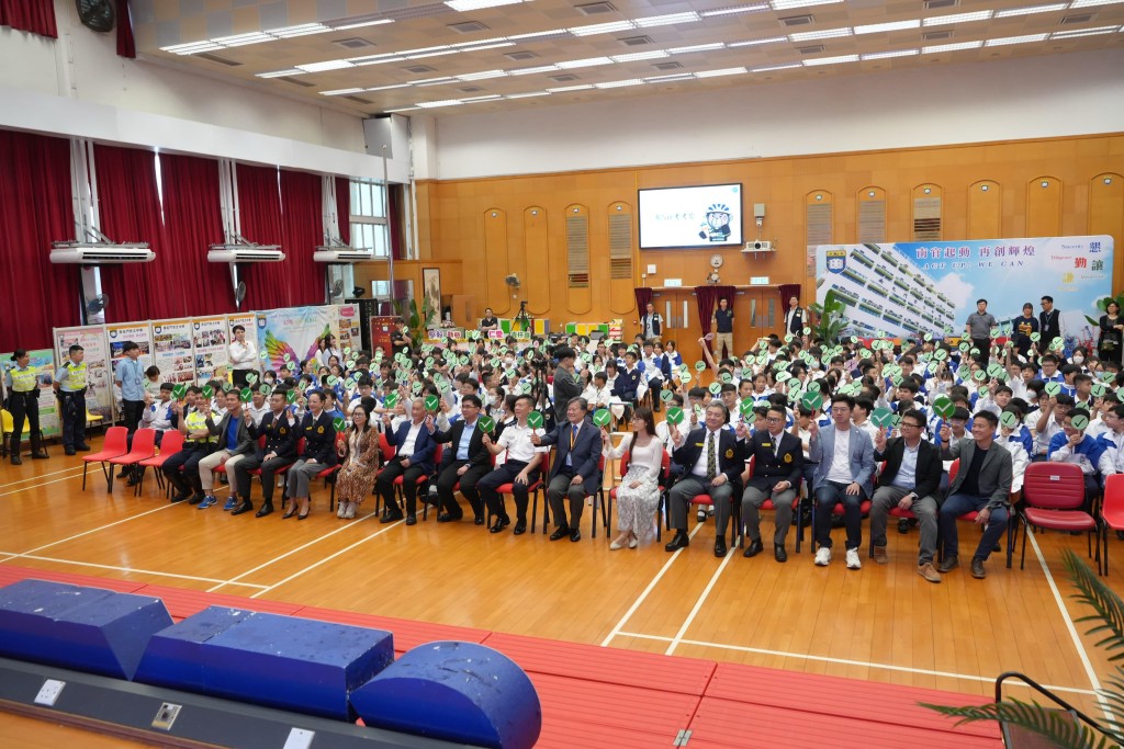 新界北交通道路安全組警長向學生分享騎行安全要訣，並進行問答環節 。