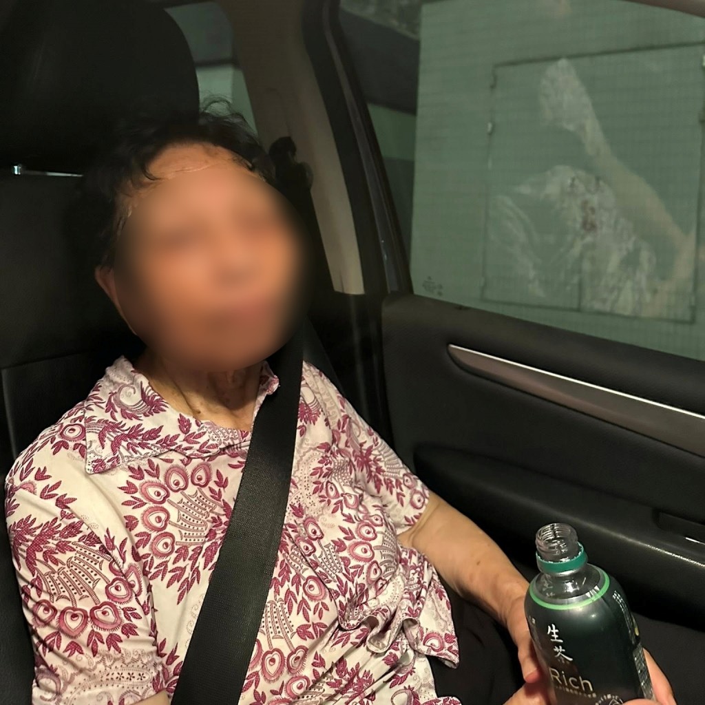 熱心司機向婆婆遞上茶解渴。FB：香港尋人專區