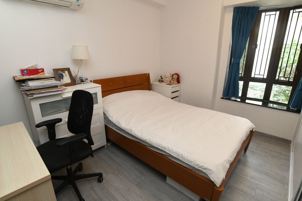 另一睡房面積同樣寬敞,擺放大牀後仍可三邊下牀。