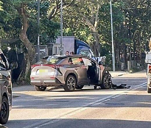 私家車車頭損毀嚴重。fb：車cam L（香港群組）