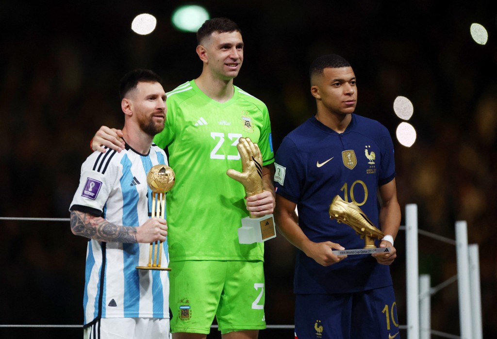 美斯(左)为阿根廷捧世界杯，自己亦拿到世杯金球奖。REUTERS