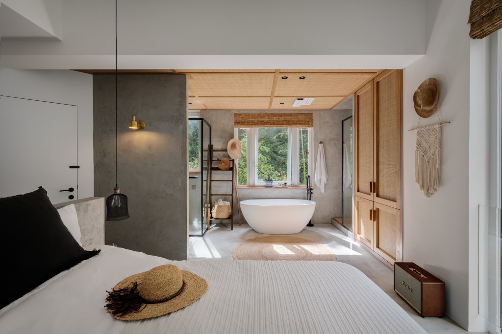 主人套房采开放式设计， 提供了浴缸让户主浸浴。