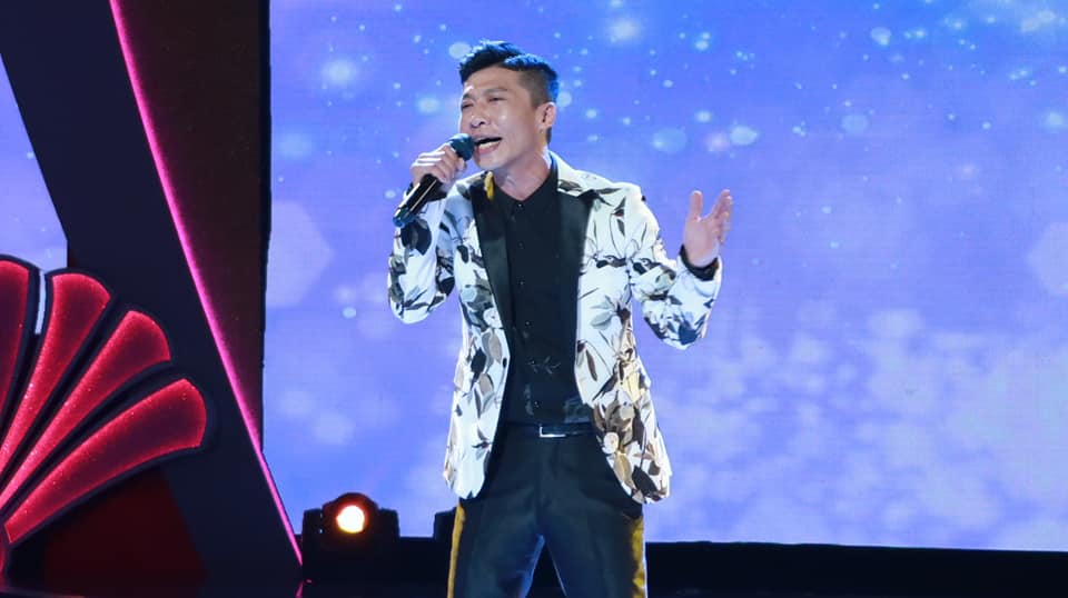 42歲台灣歌手方順吉兒時以〈翹腳髯嘴鬚〉一曲紅遍全台。 42歲台灣歌手方順吉兒時以〈翹腳髯嘴鬚〉一曲紅遍全台。