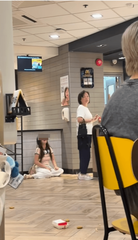 粉衣女子事後向一名路過的女市民哭訴自己遭到店員欺負,隨後情緒崩潰坐在地上抱頭痛哭。Threads@taylor_rr02 粉衣女子事後向一名路過的女市民哭訴自己遭到店員欺負,隨後情緒崩潰坐在地上抱頭痛哭。Threads@taylor_rr02
