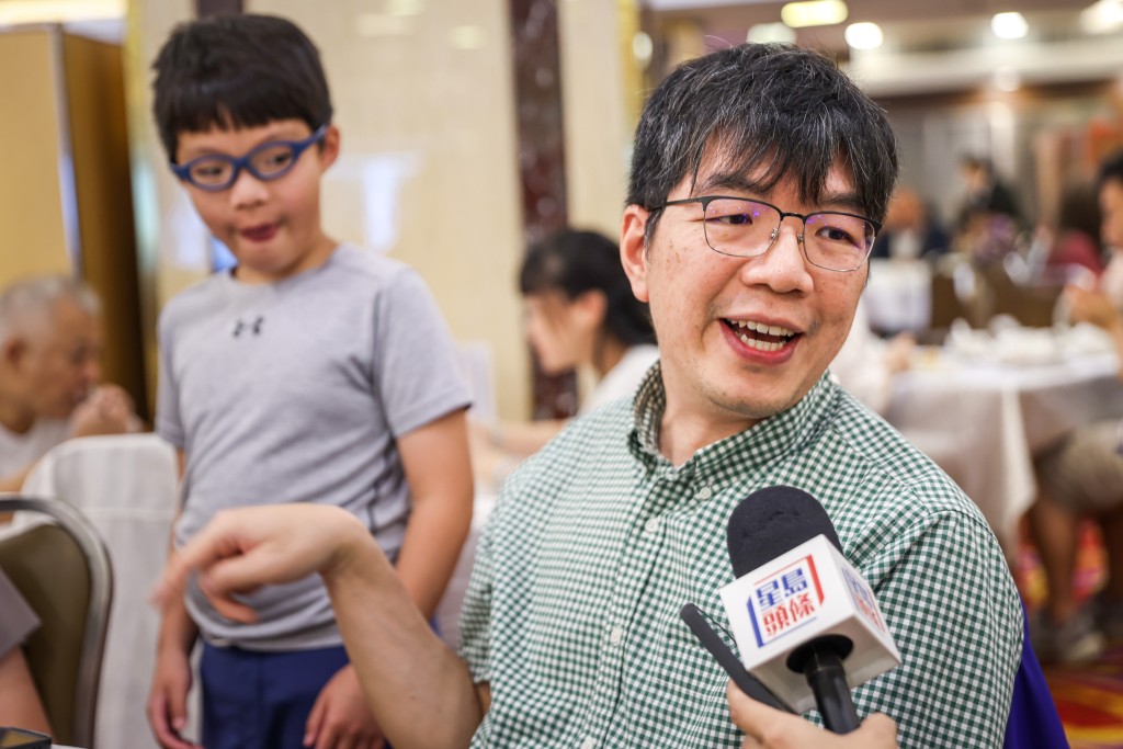 黃先生一家四口移居美國約8年,趁子女放暑假返港探親,順道和居港的岳父過父親節。何家豪攝 黃先生一家四口移居美國約8年,趁子女放暑假返港探親,順道和居港的岳父過父親節。何家豪攝