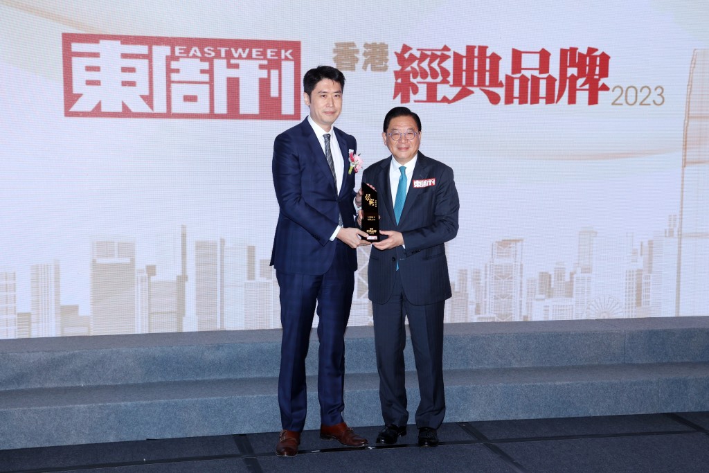 八達通卡有限公司獲頒「經典品牌」大獎，由候任行政總應天麒（左）代表領獎。