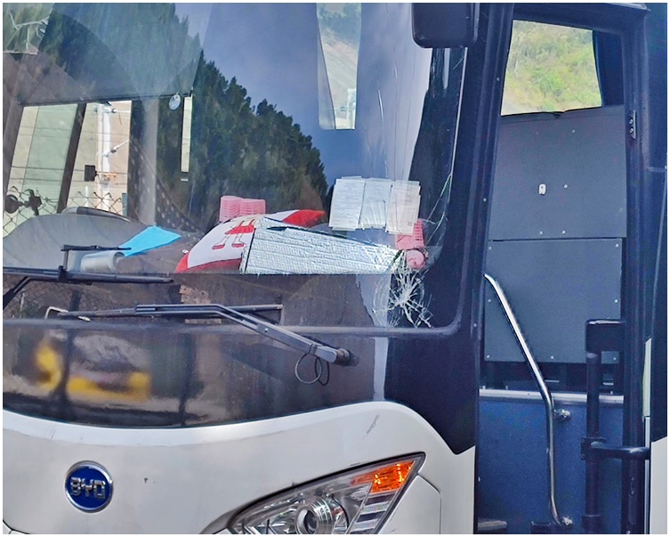 旅遊巴左邊車頭擋風玻璃爆裂。
