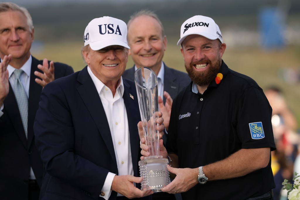 特朗普將冠軍獎盃頒給愛爾蘭高爾夫球名將Shane Lowry。美聯社