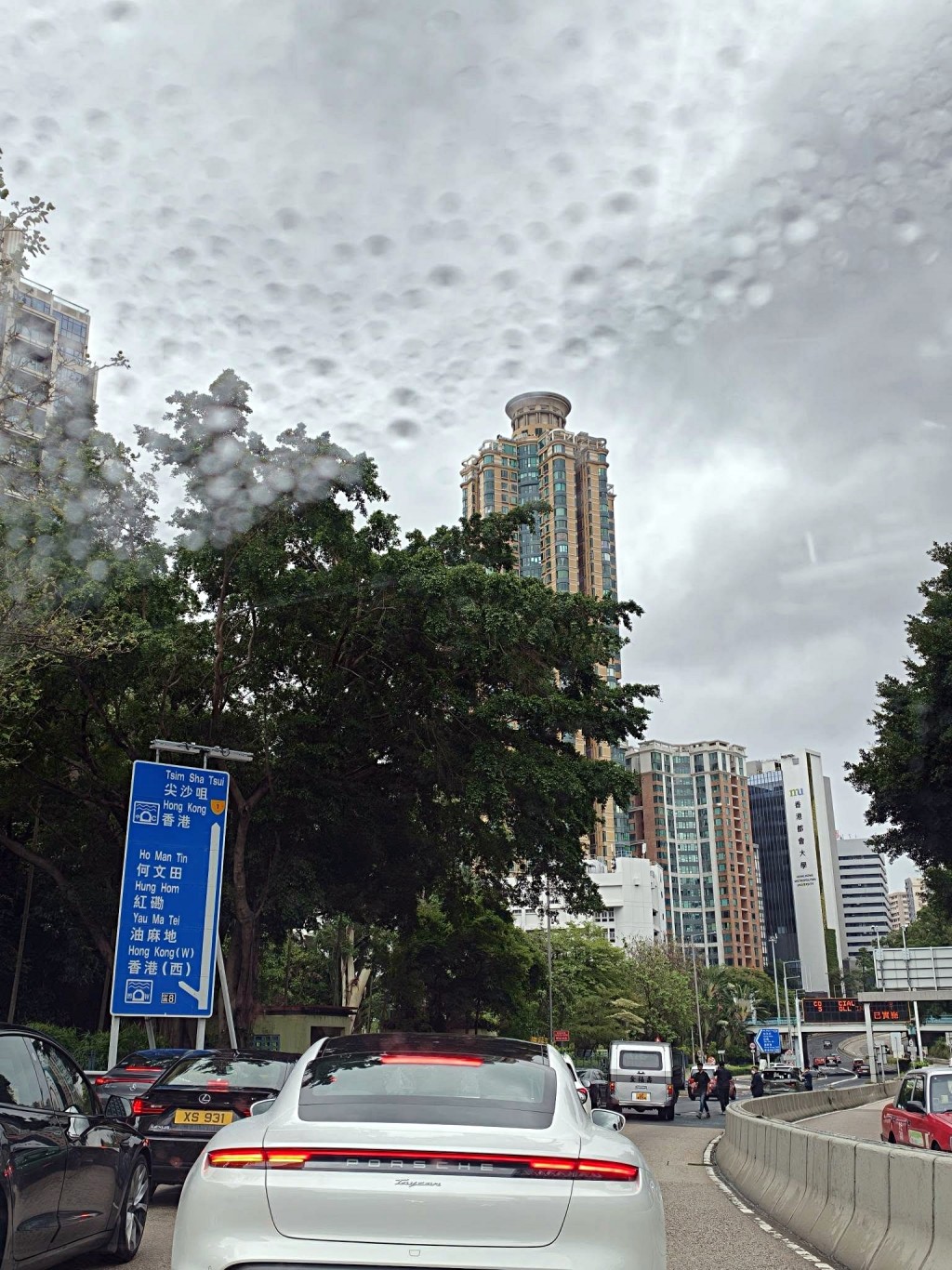 靈車與私家車發生相撞。fb:車cam L(香港群組) 靈車與私家車發生相撞。fb:車cam L(香港群組)