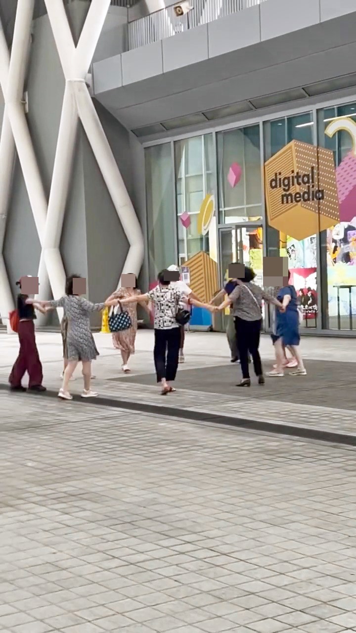 短片長約5秒，見到10名笑容滿面的女子聚 在學院外的空地，手拉手圍成一圈在跳舞 ，跳得興起之餘還由大圈變細圈，舉高手 形成核心，周而復始。Threads截圖
