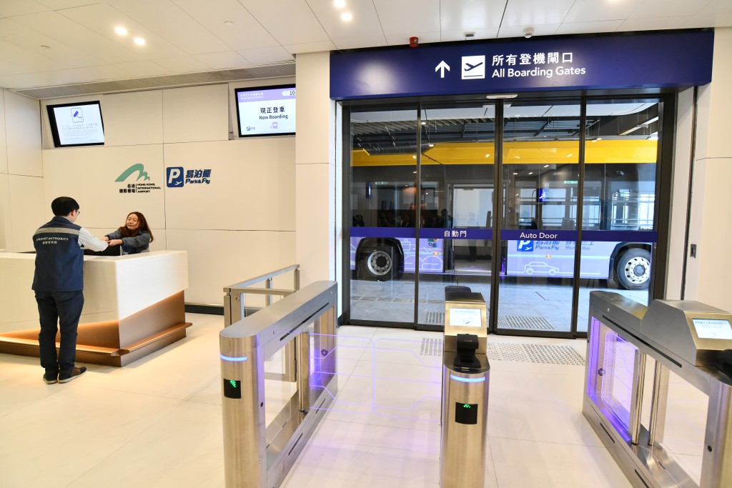 在完成存車手續並確認乘機資格後，每位旅客將獲發接駁巴士車票供前往海天客運大樓。