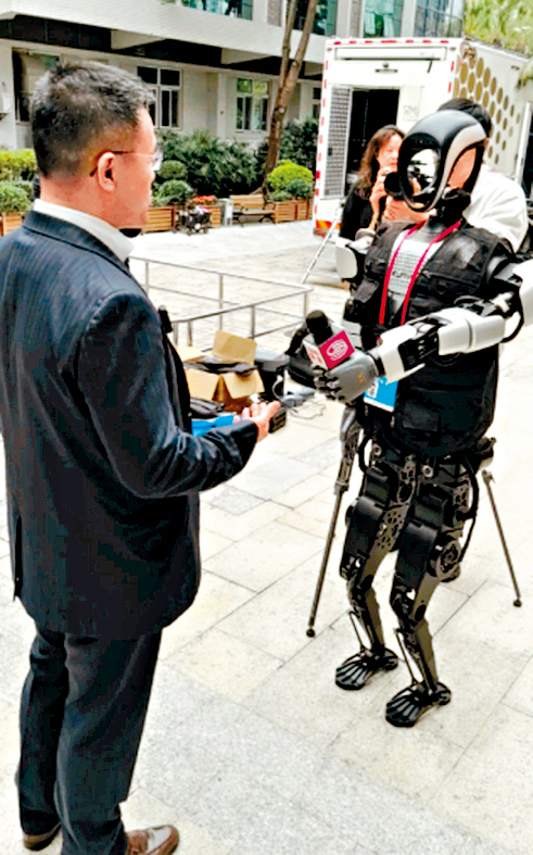 機械人記者現身深圳兩會採訪。